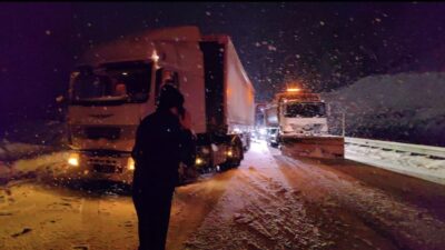 Bursa’da deprem bölgesine yardım götüren tırlar karda kaydı, yol kapandı