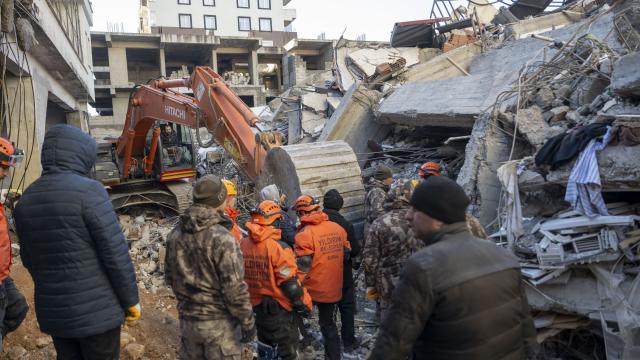 Kepçesiyle bu kez babasını kurtardı