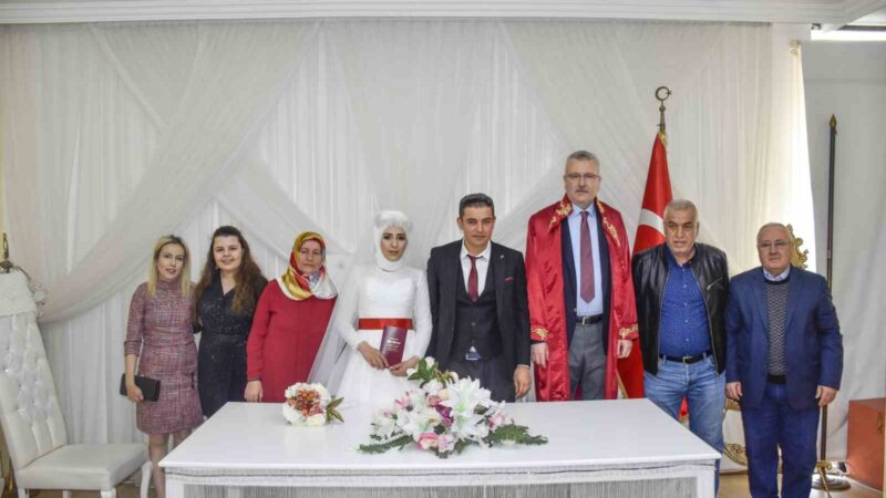 Depremzede çift Karacabey’de dünyaevine girdi Türkiye’yi derinden sarsan depremden beş gün sonra dünyaevine girmek için