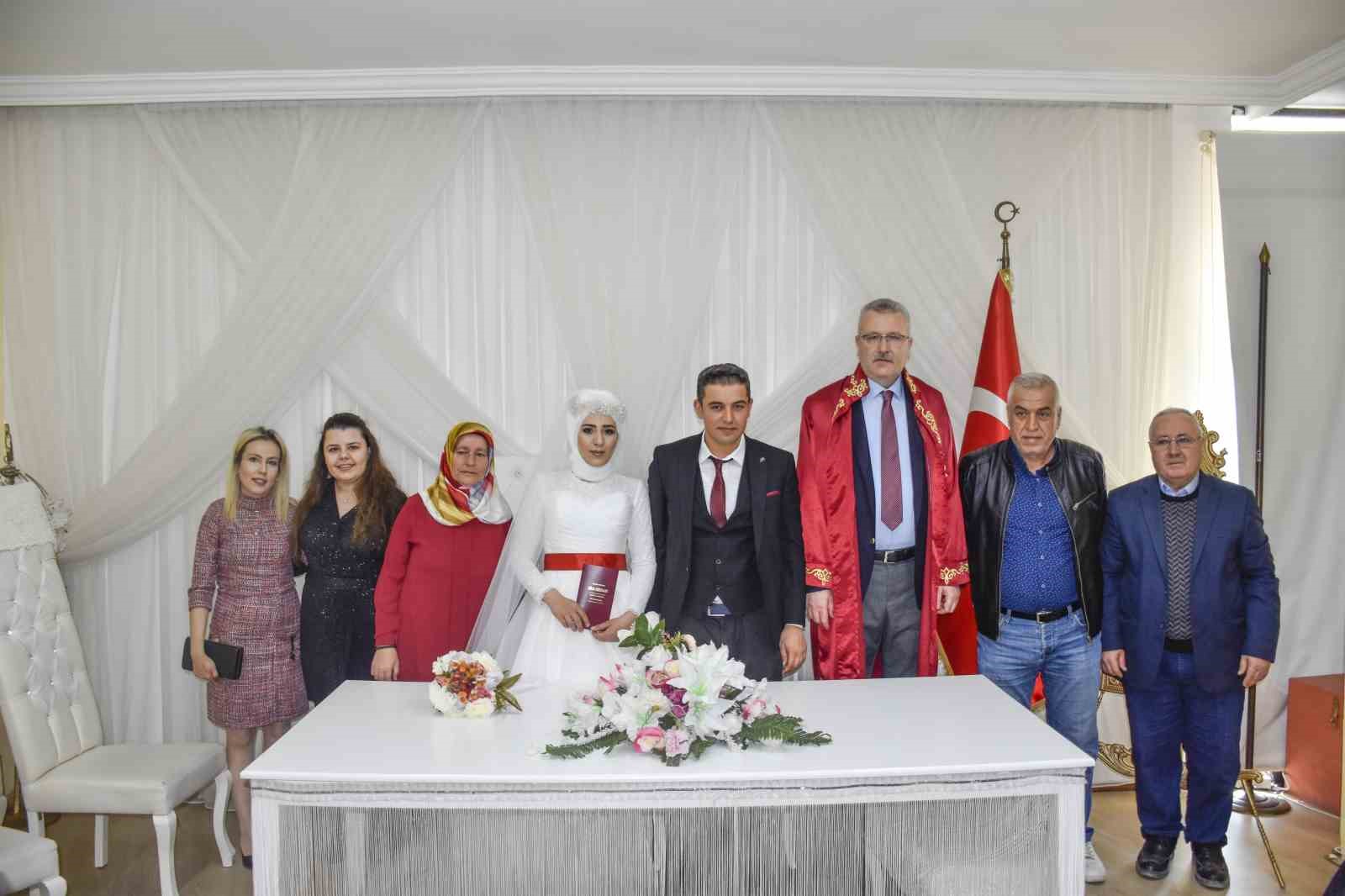 Depremzede çift Karacabey’de dünyaevine girdi Depremzede çift Karacabey’de dünyaevine girdi