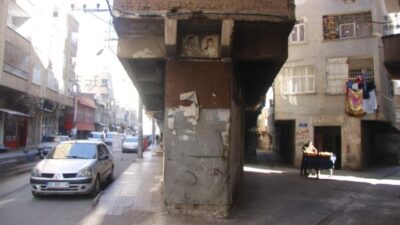 Görenler hayret ediyor! Neredeyse kolonu olmayan bina derem sonrası…