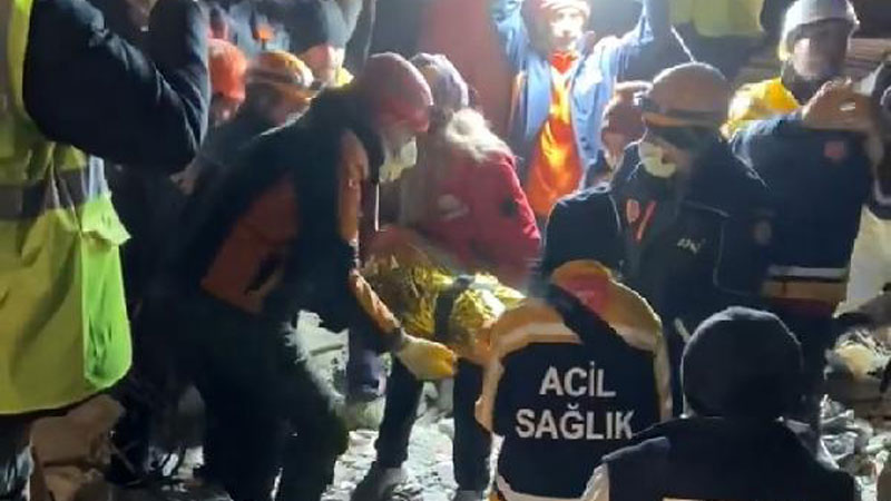 170 saat enkazda kaldı! Ölen kızının akıllı saatinden mesaj göndererek kurtuldu