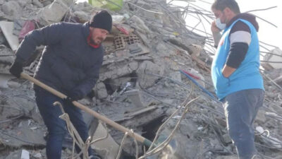 83. saatte enkazdan çıkarılan depremzede kurtarma gönüllüsü olarak geri döndü