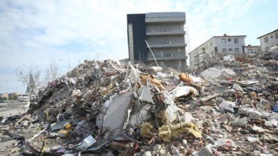 ‘Takma diş’ enkaz altında kalmaktan kurtardı