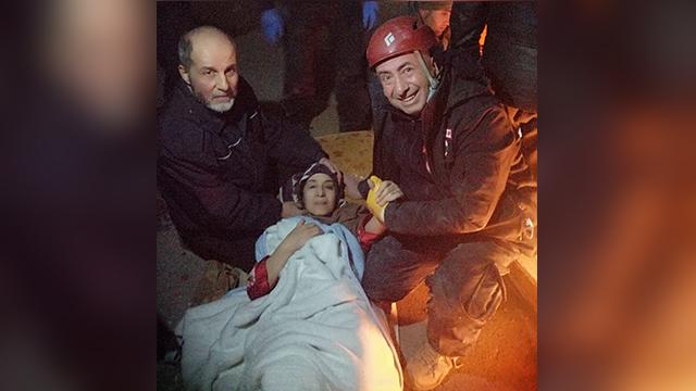 Kolon ve kiriş arasına sıkışan saçlarını keserek enkaz altındaki kadını kurtardı