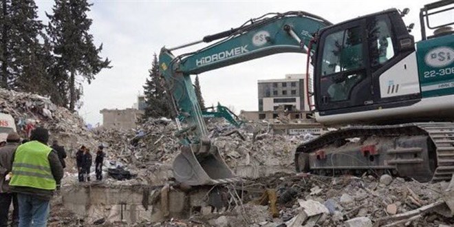 Enkaz kaldırma çalışmalarını izleyen kişi hayatını kaybetti