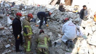 Bursa’da enkaz yığınlarında nefes arayışı