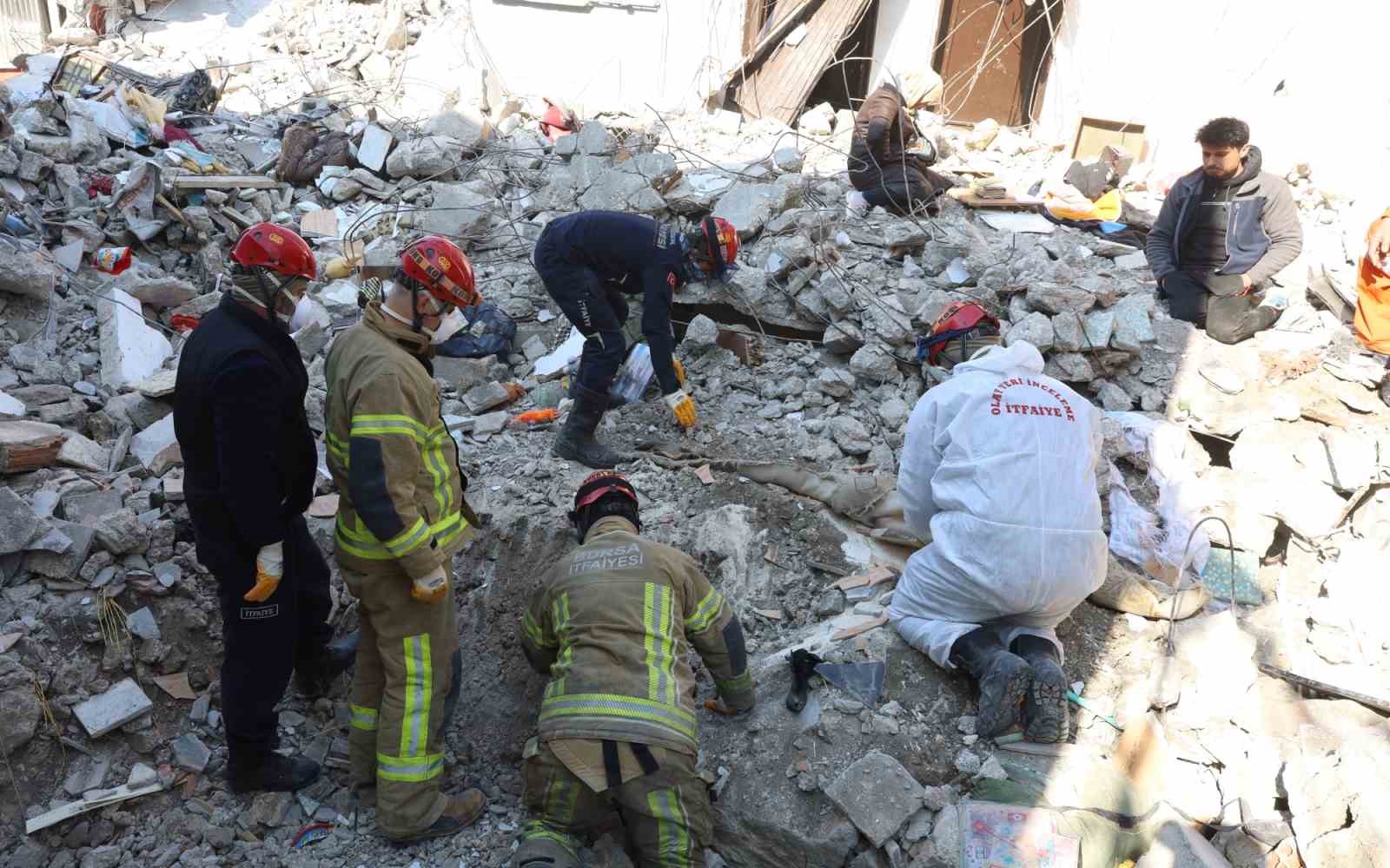 Bursa’da enkaz yığınlarında nefes arayışı Bursa’da enkaz yığınlarında nefes arayışı