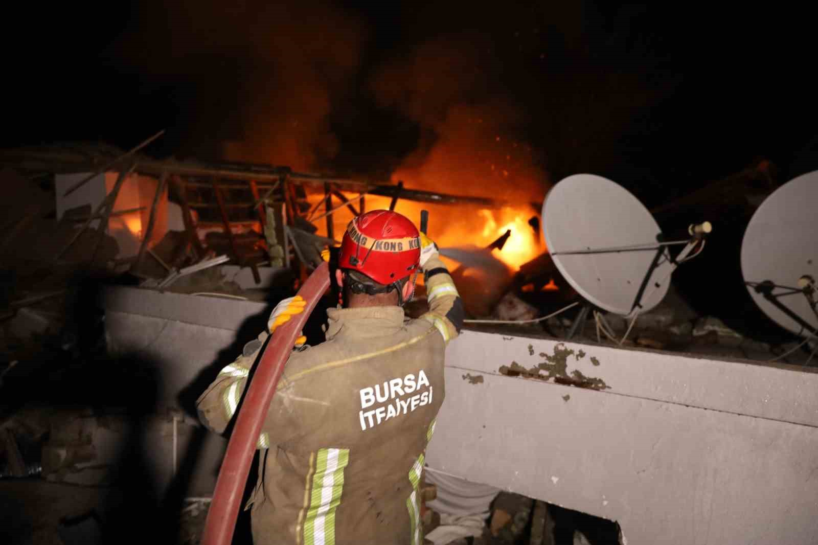 Enkazda çıkan yangını Bursa İtfaiyesi söndürdü Enkazda çıkan yangını Bursa İtfaiyesi söndürdü