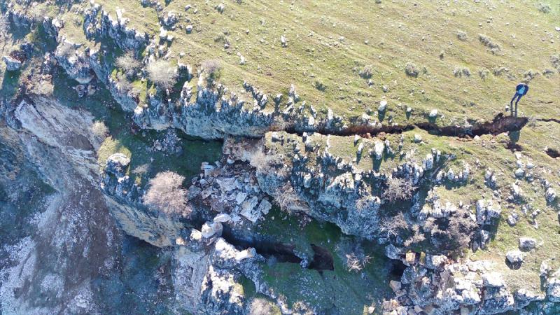 Fırat Nehri kıyısında devasa yarıklar oluştu