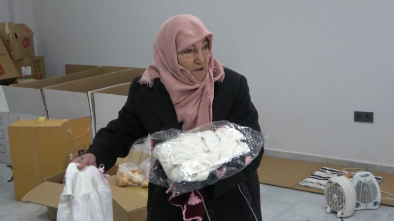 Gürsulu Şekernaz teyze, afet bölgesine el işi örüyor Afet bölgesine yollanacak yardımlar için tek yürek olan Gürsu'da, yediden