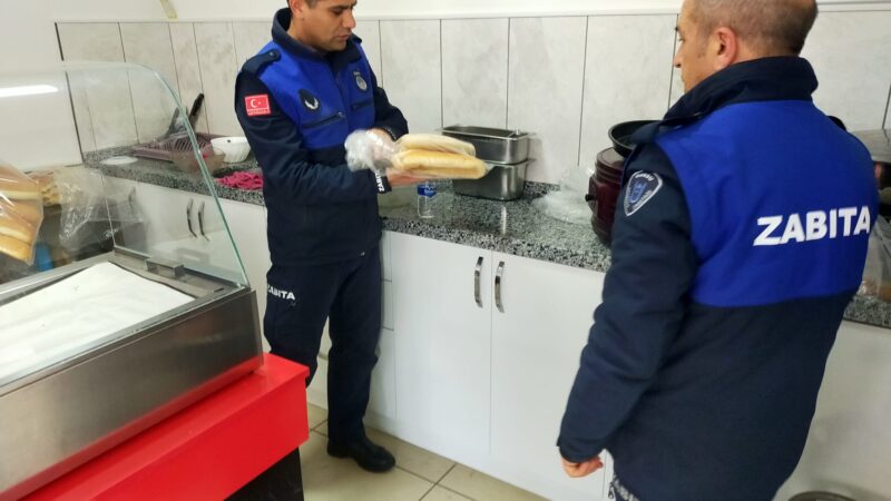 Gürsu Zabıtası okul kantinlerinde Gürsu Zabıtası okulların açıldığı ilk hafta okul kantinlerine yönelik denetim