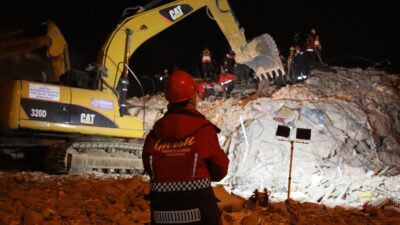 Gürsu afet bölgesinde durmaksızın çalışyor