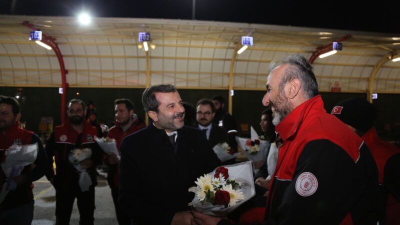Yüreklerdeki ateşe bir damla su oldular Deprem bölgesindeki arama kurtarma çalışmalarına katılan GÜRAK ekibi, Gürsu’ya dönüşlerinde