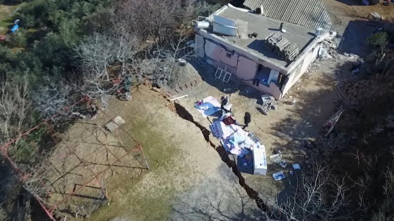 Deprem nedeniyle köy ortadan ikiye bölündü