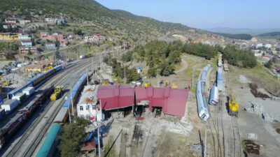 Trenler devrildi, yollar kapandı
