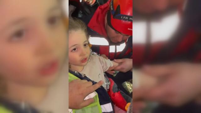 Enkazdan çıkarılan minik Hazal’ın ‘Su ister misin?’ sorusuna verdiği cevap gülümsetti Enkazdan çıkarılan minik Hazal’ın ‘Su ister misin?’ sorusuna verdiği cevap gülümsetti