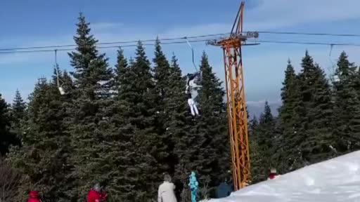 Uludağ’da bir kayakçı telesiyejde asılı kaldı Uludağ’da bir kayakçı telesiyejde asılı kaldı