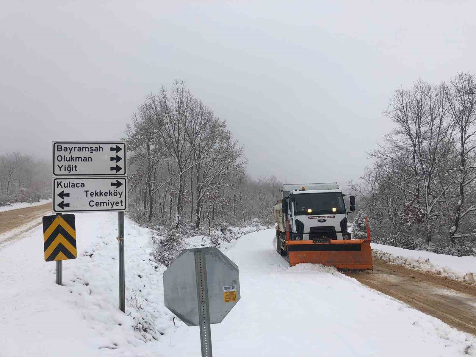 İnegöl’de karla kaplanan yollara anında müdahale İnegöl’de karla kaplanan yollara anında müdahale