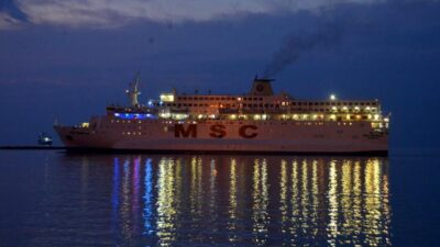 Depremzedeler için gemi getirildi