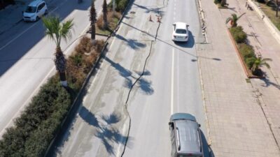 İskenderun’da ikiye ayrılan yol drone ile görüntülendi
