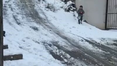 Bursa’da karın yağdığını gören çocuklar, sokaklara akın ederek tadını çıkardılar