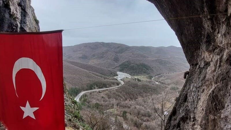 Kimsenin çıkamadığı Şahinkaya Mağarası’na Türk bayrağı astı Bursa-Orhaneli yolu Şahinkaya (Kapıkaya) Mağarası’na tırmanan profesyonel dağcı Yüksel Esen,