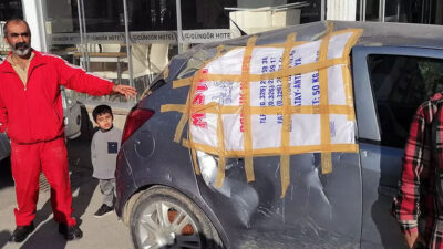 Otomobilinin depremde kırılan camlarını çuvalla kapatıp Hatay’dan Mersin’e gitti