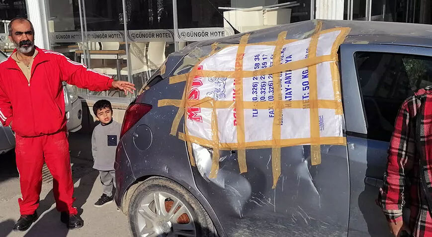 Otomobilinin depremde kırılan camlarını çuvalla kapatıp Hatay’dan Mersin’e gitti