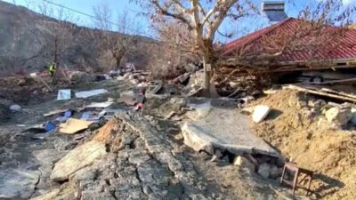 Önce deprem, sonra heyelan vurdu