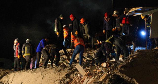 Malatya’dan umutlandıran haber! 65 saat sonra 1 kişi enkazdan sağ olarak çıkarıldı Malatya’dan umutlandıran haber! 65 saat sonra 1 kişi enkazdan sağ olarak çıkarıldı
