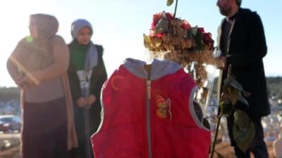 Mezardaki kırmızı montun acı hikayesi…