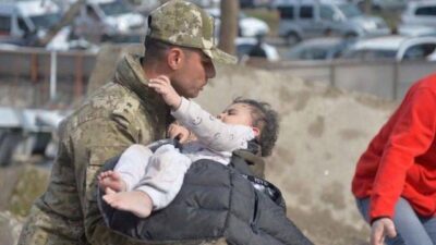 Mehmetçik depremzedelerin yanında