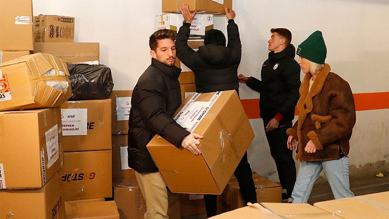 Galatasaraylı Mertens ve eşinden yardım çalışmalarına destek Dries Mertens ve eşi Kat Kerkhofs, Nef Stadyumu'ndaki yardım merkezine