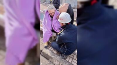 Enkazdan kurtardığı yaşlı adama kendi botlarını giydirdi… ‘Sen ne yapacaksın?’