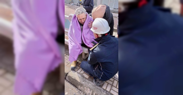 Enkazdan kurtardığı yaşlı adama kendi botlarını giydirdi… ‘Sen ne yapacaksın?’