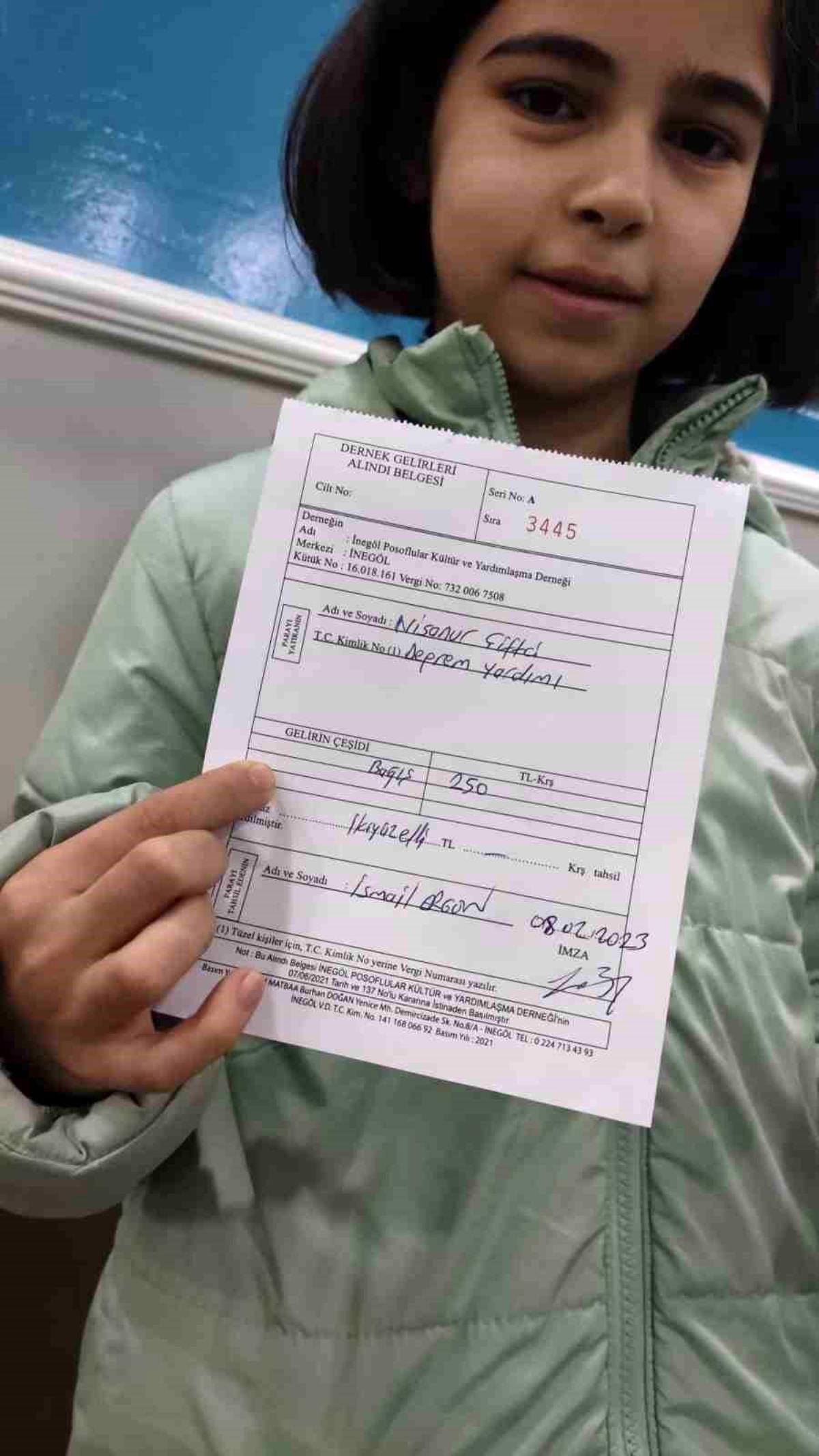 Bursa’da minik Nisanur depremzedelere kumbarasını bağışladı