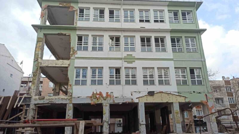 Mustafakemalpaşa’daki okullarda deprem seferberliği Mustafakemalpaşa’da son 3 yılda tehlike arz eden 4 okulun deprem