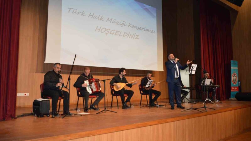 Orhangazi’de türkü şöleni Orhangazi Gençlik ve Kültür Merkezi’nde düzenlenen konserde sahne alan Türk