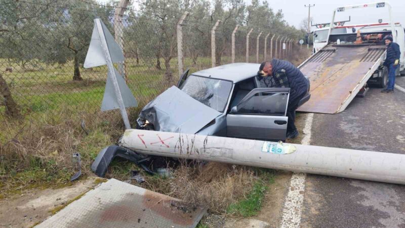 Bursa’da otomobil elektrik direğine çarptı Bursa’nın Orhangazi ilçesinde kontrolden çıkan bir otomobil yol kenarındaki beton