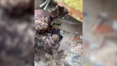 Özel harekat polisleri Gaziantep’te 2 kişiyi enkazdan çıkardı