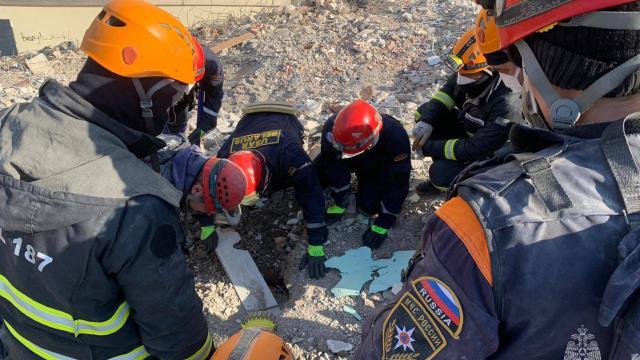 Rus ekibi enkazda bulduğu 150 bin doları teslim etti