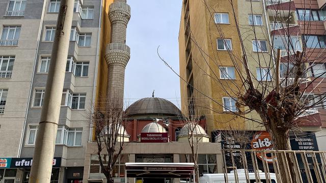 Eskişehir’deki cami iki bina arasında sıkıştı