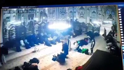 Tarihi Ulucami’de namaz kılar gibi yapıp telefonu böyle çaldı