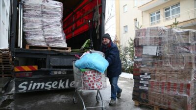 Başkentte gönüllülerin deprem bölgesine yardımları sürüyor