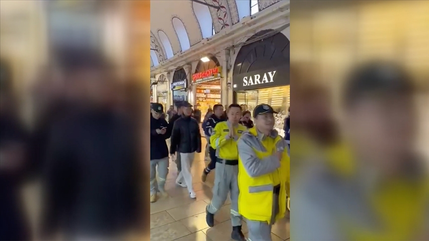 İstanbul Kapalıçarşı esnafı, Çinli arama-kurtarma ekibini alkışlarla karşıladı