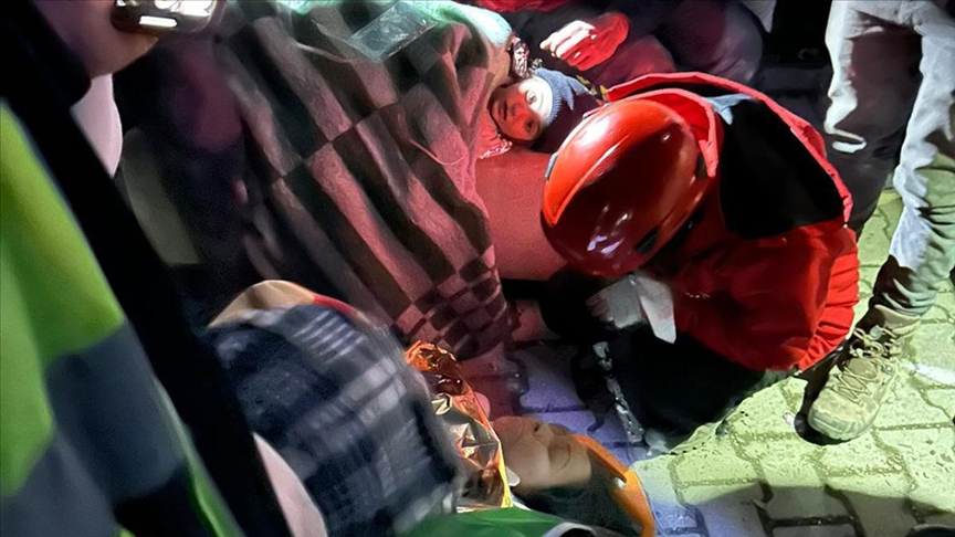 Hatay’da 72 saat sonra aynı binanın enkazından 4 kişi kurtarıldı