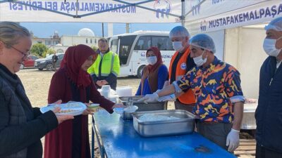 Mustafakemalpaşa Belediyesi, Hatay Arsuz’daki depremzedelere yemek dağıtıyor