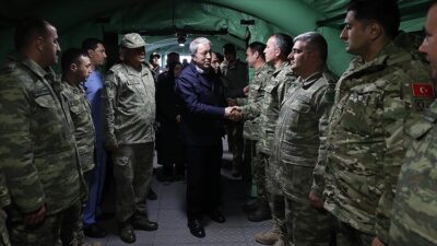 Bakan Akar, Seyyar Sahra Hastanesi’nde incelemelerde bulundu