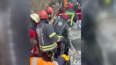 Hatay’da bir kişi enkazdan 98 saat sonra kurtarıldı